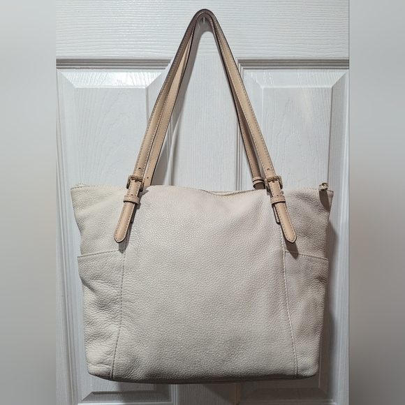 Michael Kors Jet Set Tote - Picture 9 of 16